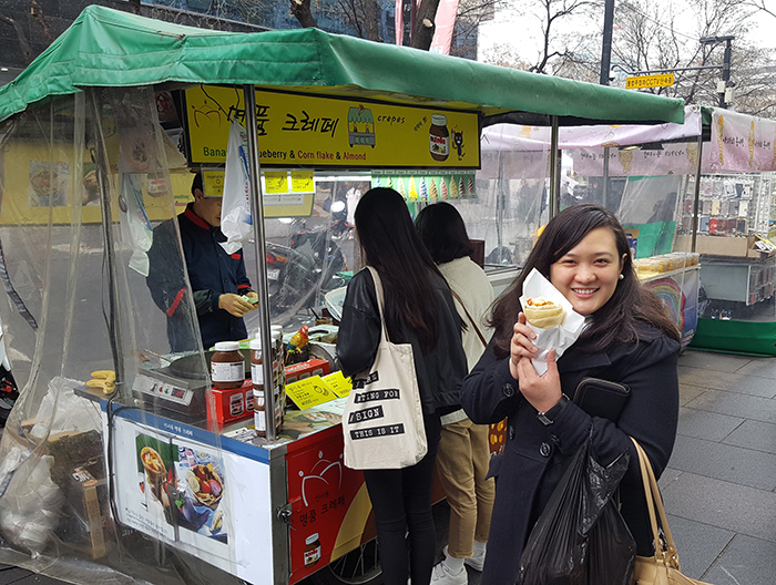  
Street food including crêpe is a major draw of Insa-dong. 
